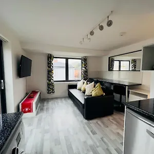 Lovely 2 Bedroom Flat With Free Parking Flat 5 Apartment